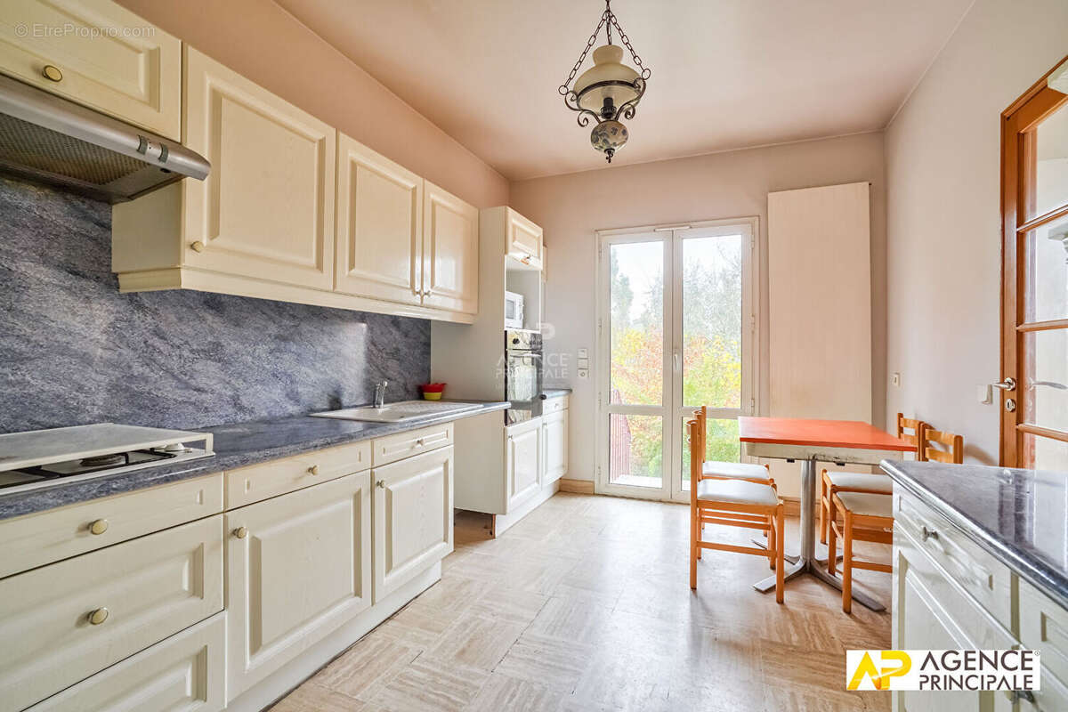 Maison à LE MESNIL-LE-ROI