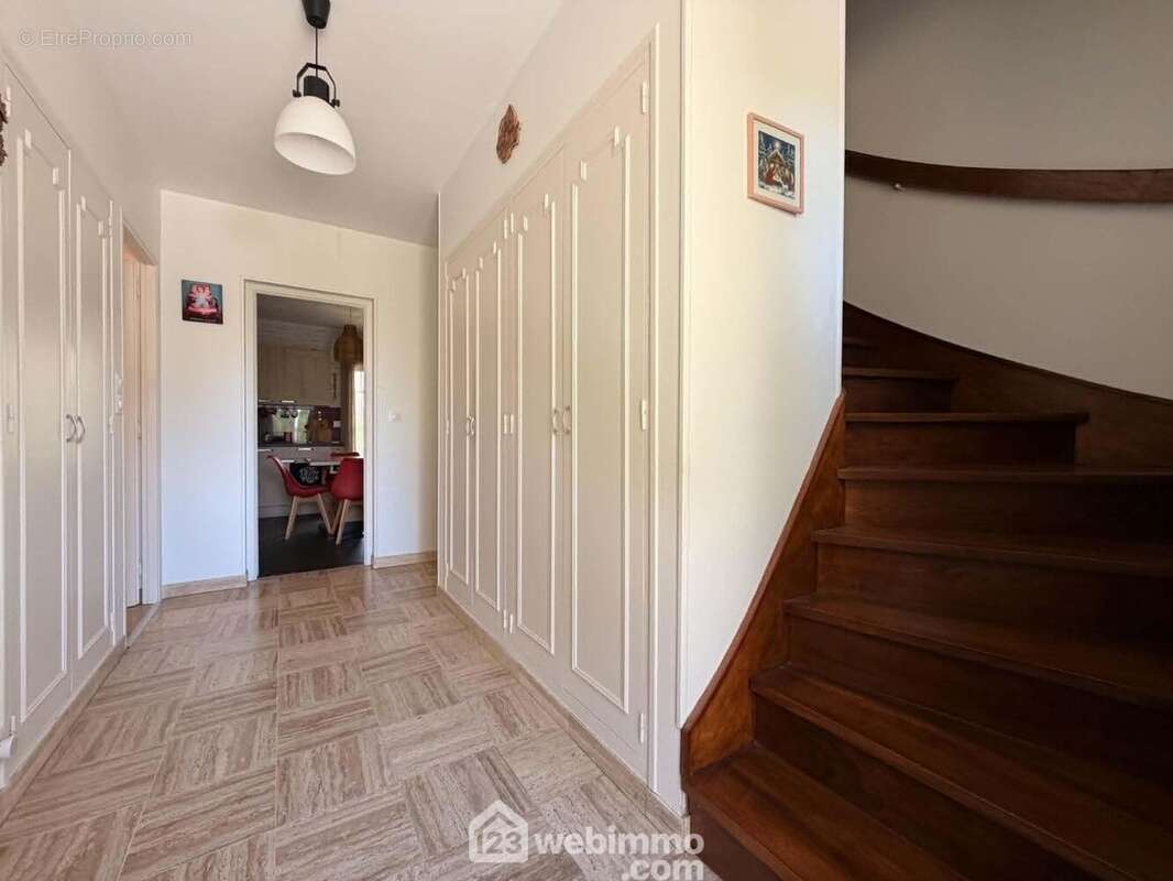 L'entrée de 7,3 m2 avec placards distribue : - Maison à CHATELLERAULT
