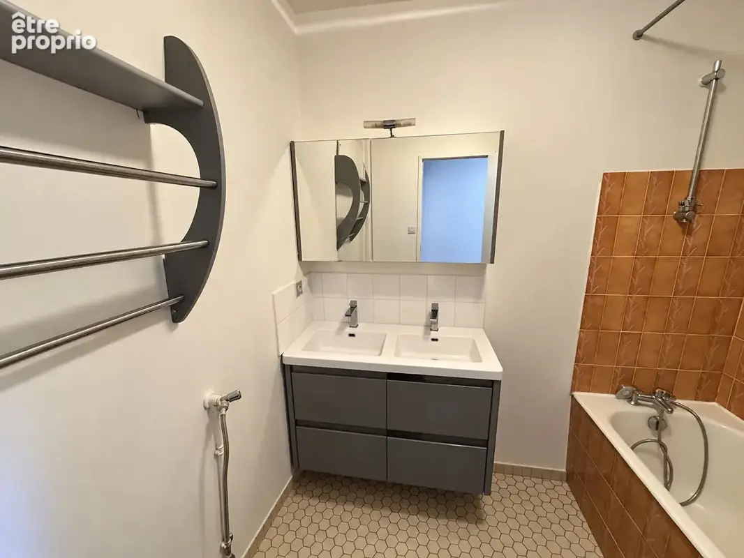 T4 de 78 m² avec double séjour : de l'espace, un box et une cave ! - photo 7