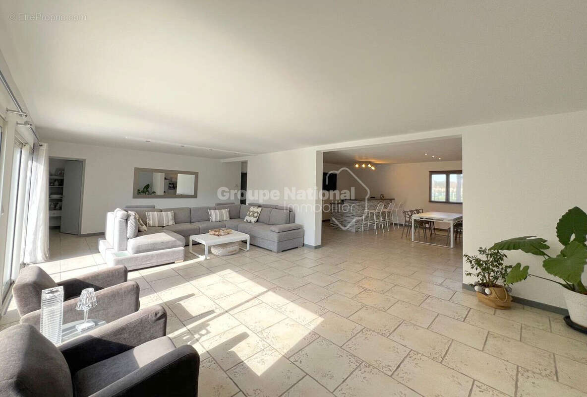 Maison à ENTRAIGUES-SUR-LA-SORGUE