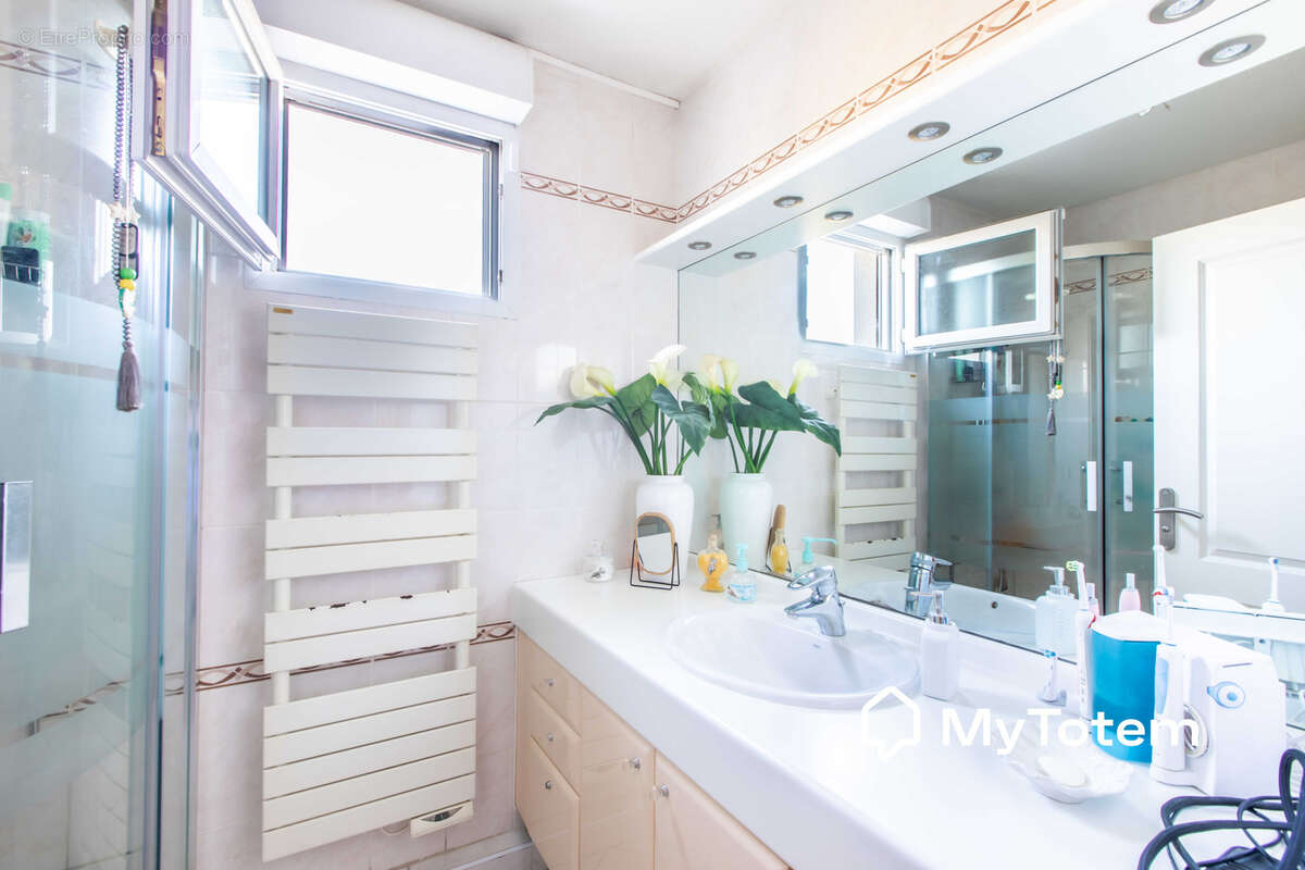 Appartement à SAINT-LAURENT-DU-VAR