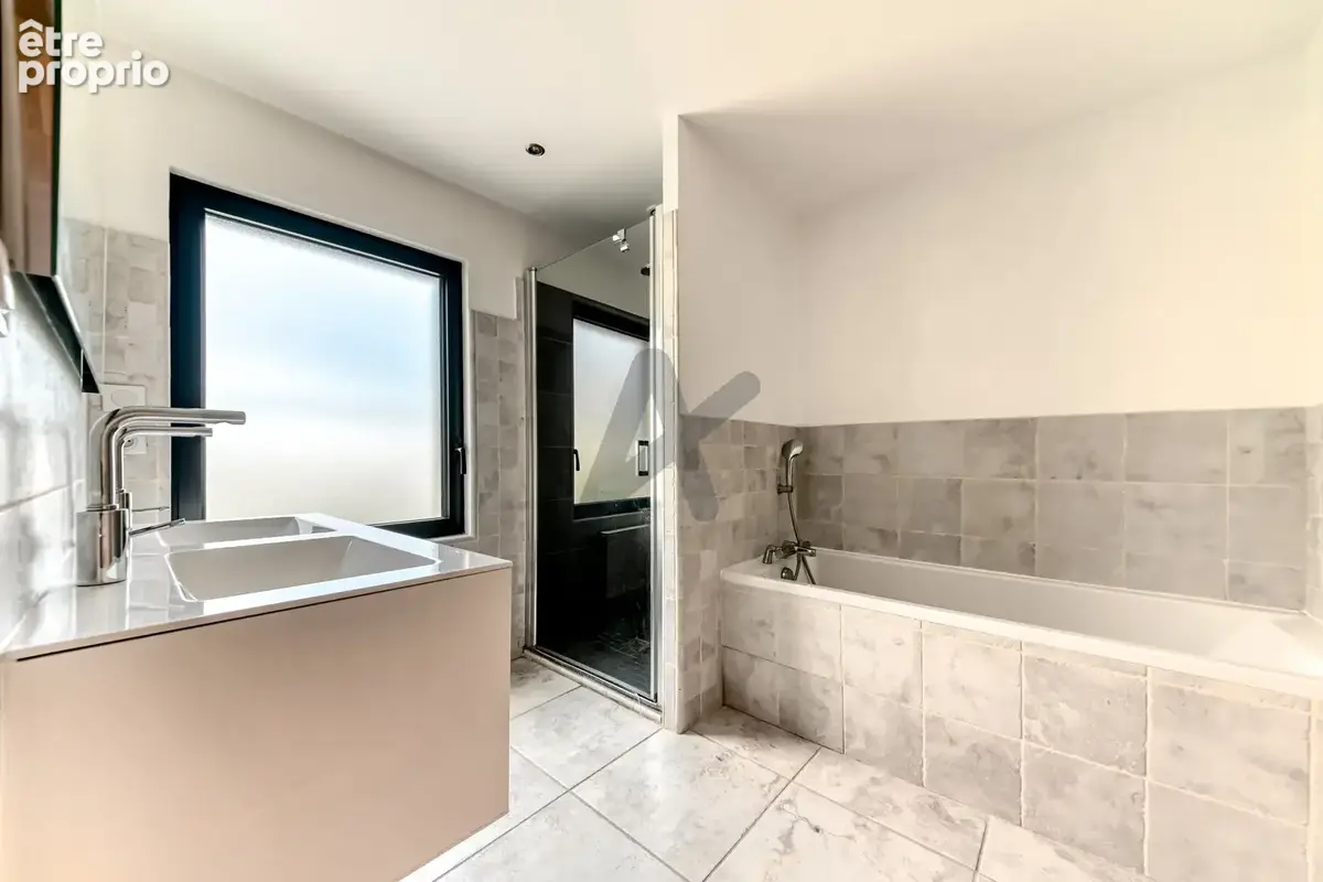 Caluire - Boutary: Une maison familiale de 205m2, 5 chambres, terrasse, jardin, piscine. - photo 13