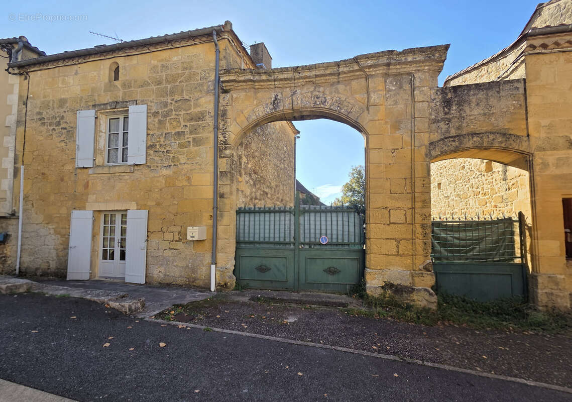 Ensemble immobilier dans le bourg du village - photo 5