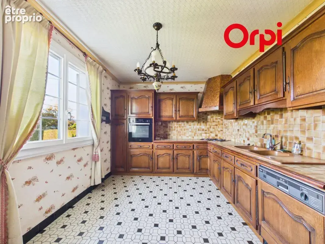 À Menneval, une maison pleine de potentiel à découvrir ! - photo 4