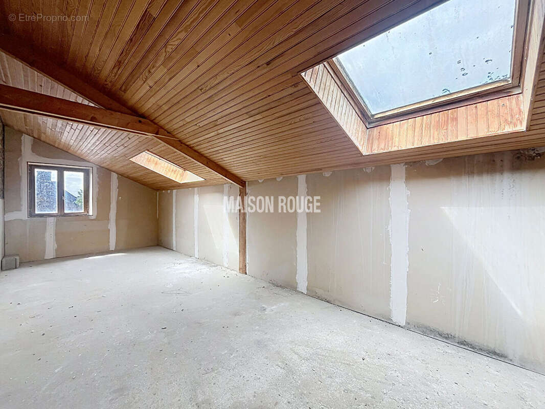 TRESSE - Maison en pierre à rénover avec jardin de 900 m², garage et beau potentiel d'aménagement - photo 12