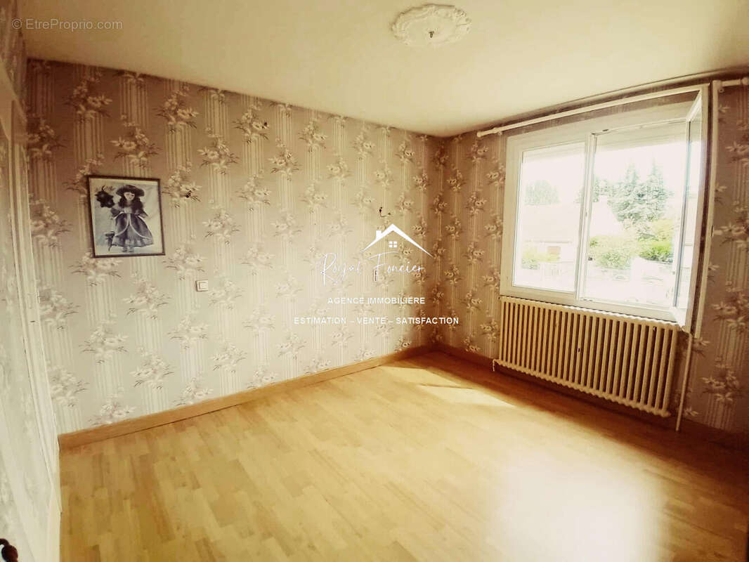 Chambre 2 avec placards - Maison à CHATELLERAULT