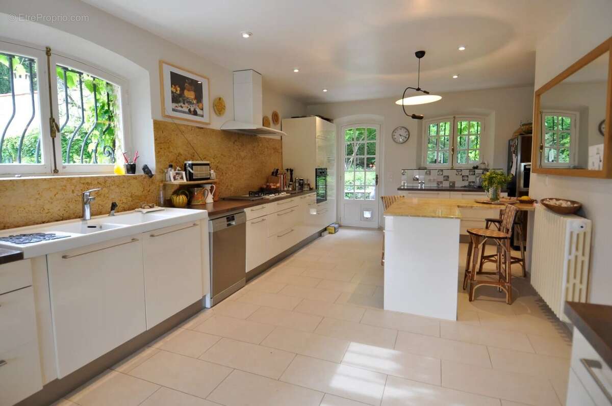 À Vendre  Propriété d'Exception avec Villa principale, Maison d'invité et Dépendance - photo 12