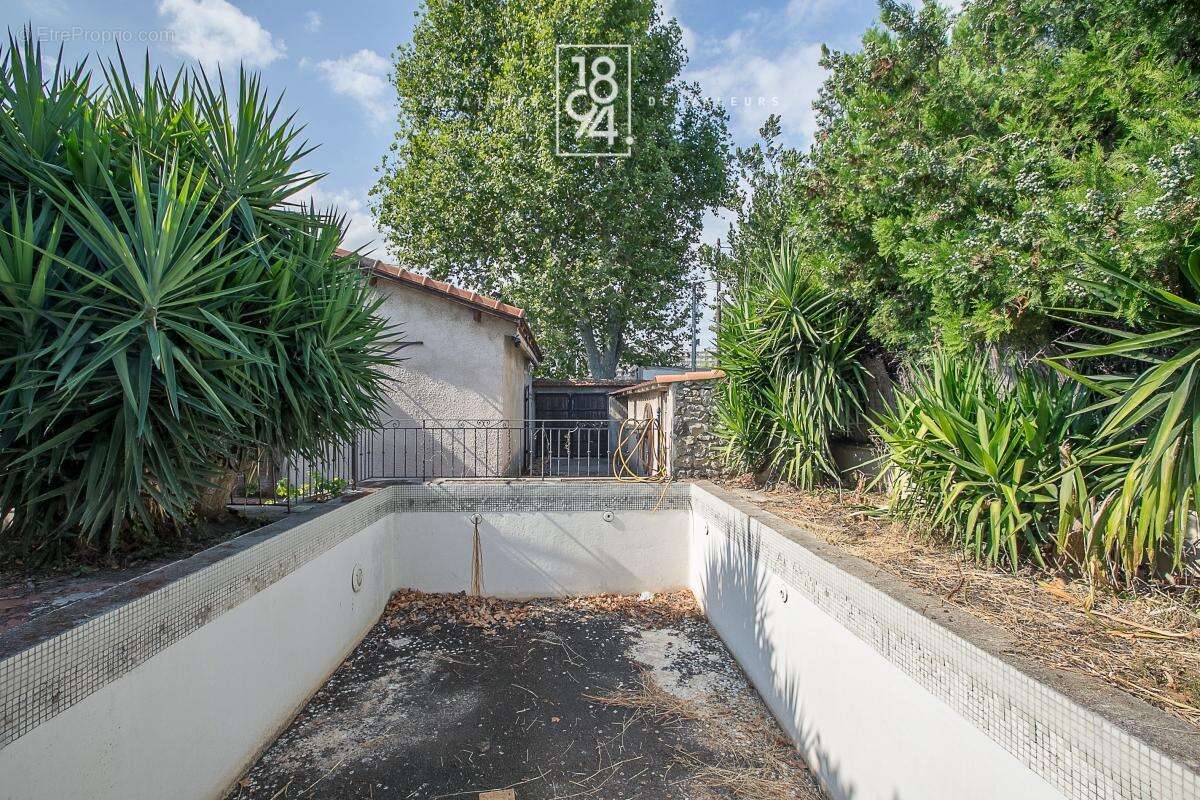 MARSEILLE 14ᵉ – Le Canet  Maison familiale 127 m² avec garage, jardin et piscine – Fort potentiel - photo 4