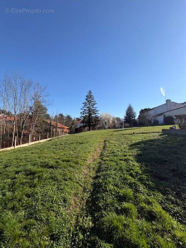 Terrain à SAINT-JUST-SAINT-RAMBERT