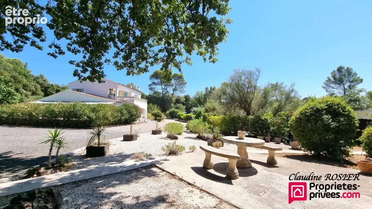 Besse Sur Issole Propriété de 340 m2 terrain 1,2 ha piscine - photo 7
