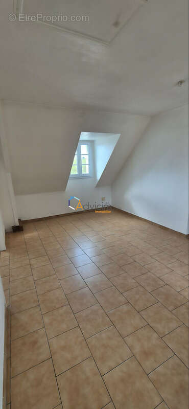 chambre à l&#039;étage - Maison à LA VILLE-AUX-DAMES