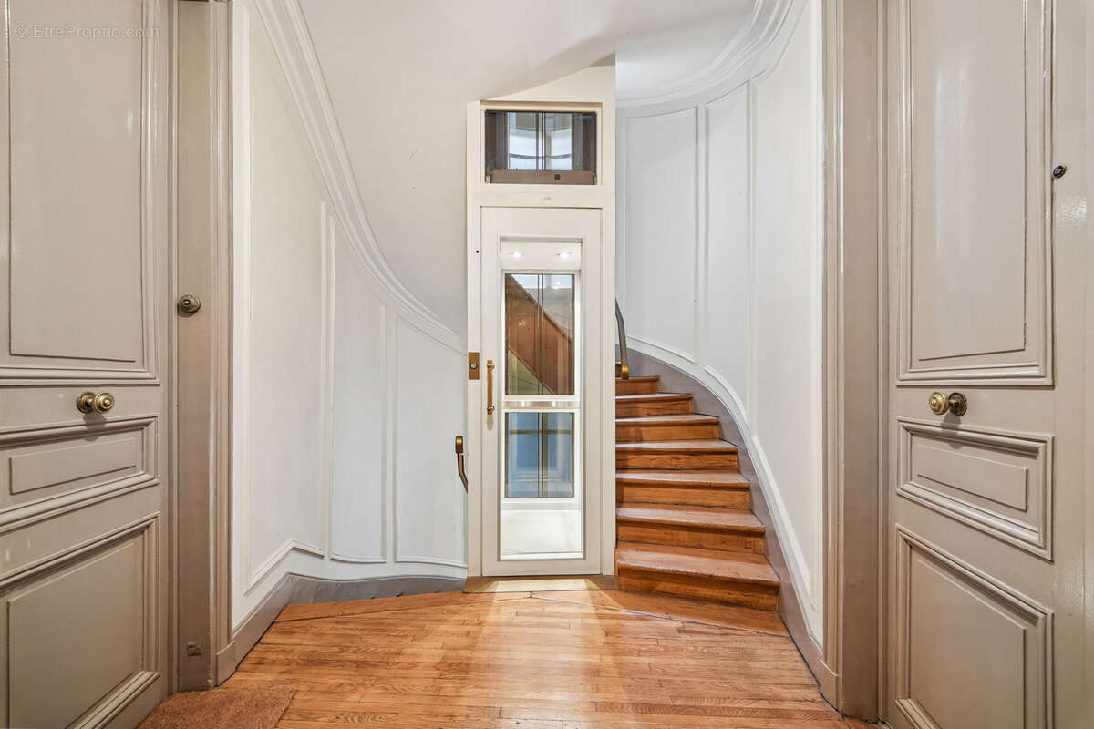 Groupe LA VITRINE Immobilier - Rare - Immeuble Haussmannien avec ascenseur - Etage élevé - Vue dégagée - Calme - photo 9