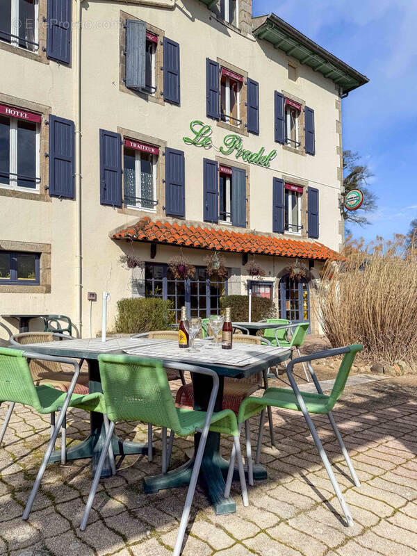 Commerce à SAINT-ETIENNE-CANTALES