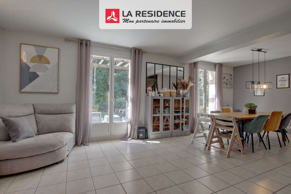 Maison 186 m² à Le Mesnil-Saint-Denis  - photo 5