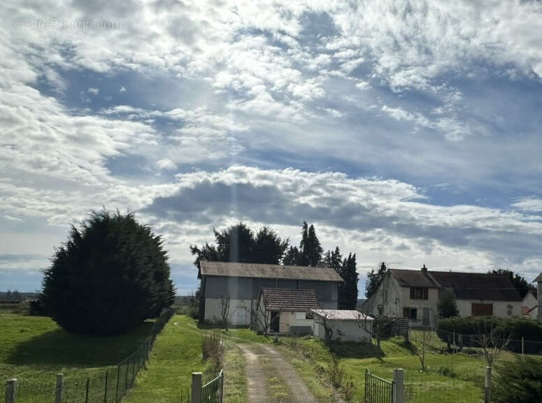 Terrain à COURS-LES-BARRES