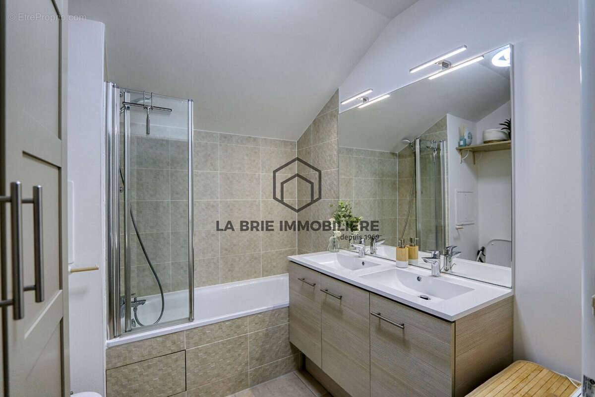 Appartement à BRIE-COMTE-ROBERT