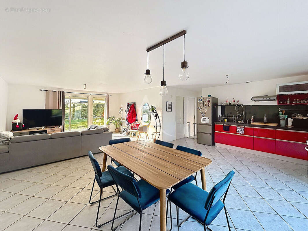 Maison à SAINT-QUENTIN-LES-ANGES