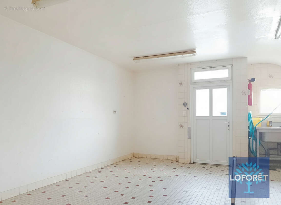 Local commercial +appartement+ 2 places de parking privatives - photo 9