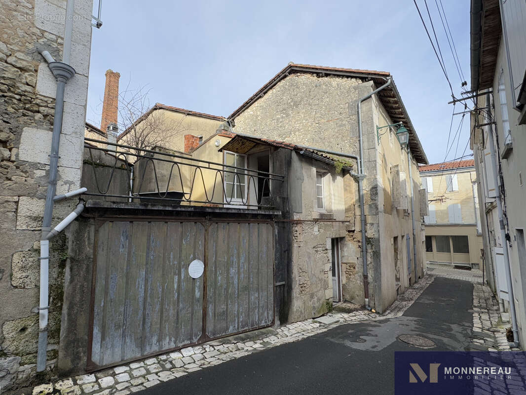 Appartement à BARBEZIEUX-SAINT-HILAIRE