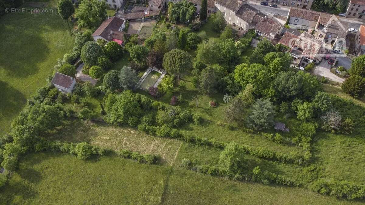 Terrain à LES CABANNES