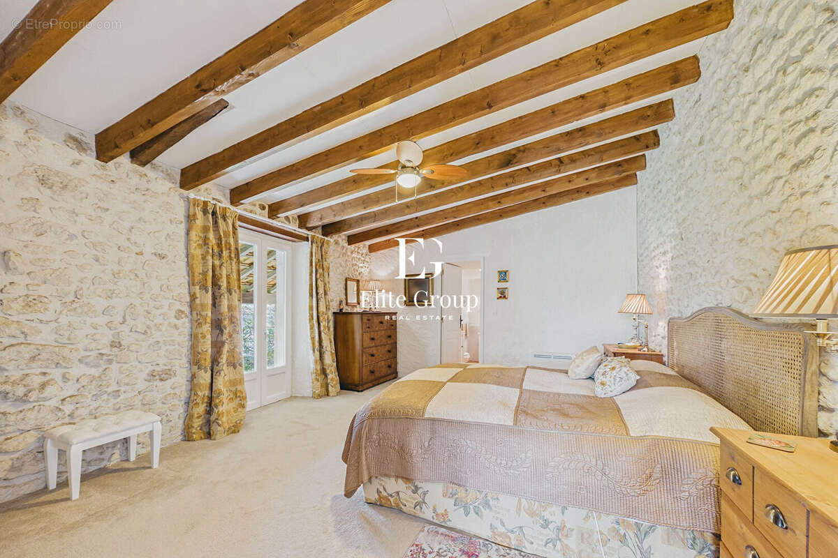 Maison à MONTMOREAU-SAINT-CYBARD