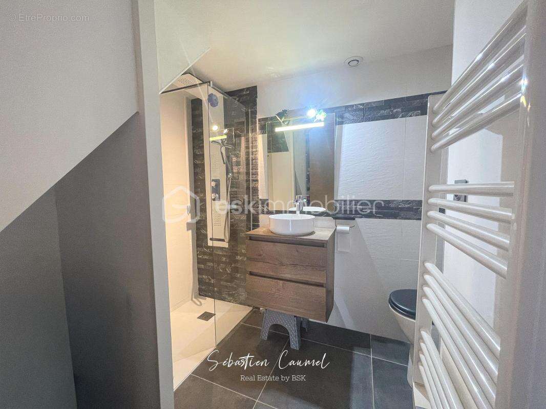 Maison à VIC-LA-GARDIOLE