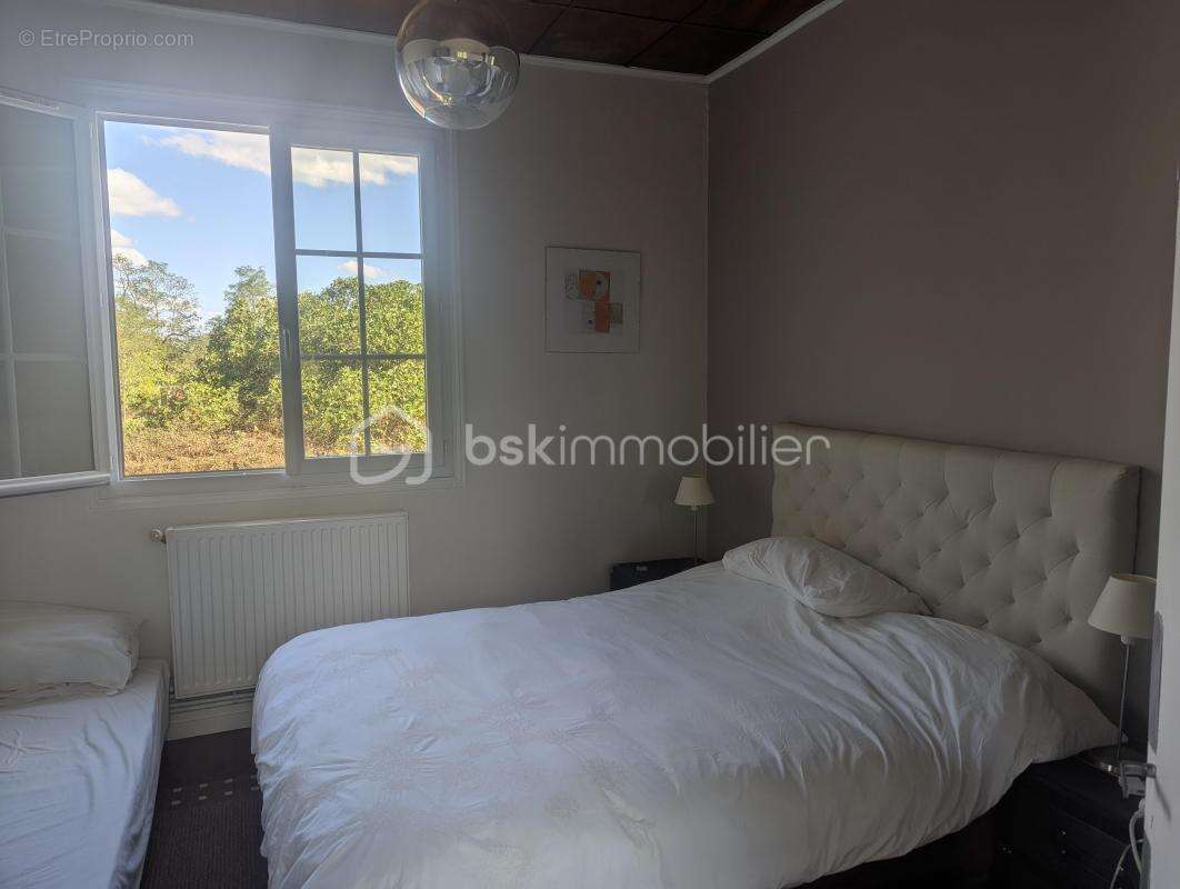 Maison à SAINT-MEDARD-DE-GUIZIERES