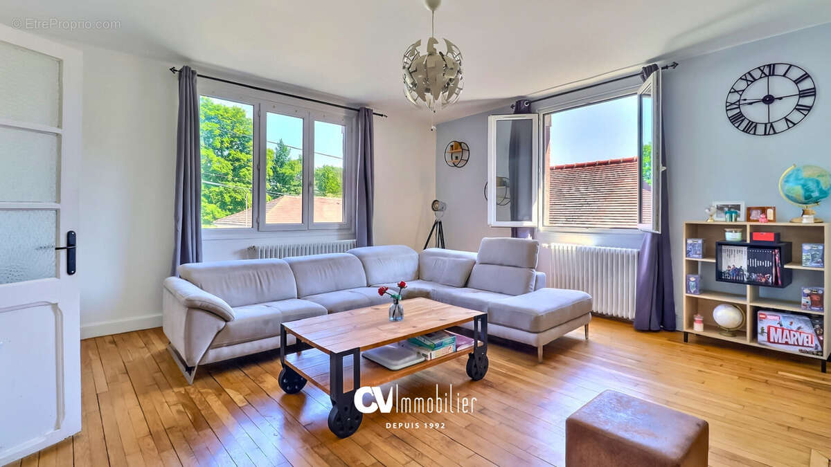 Appartement à SAINT-ETIENNE-DU-VAUVRAY