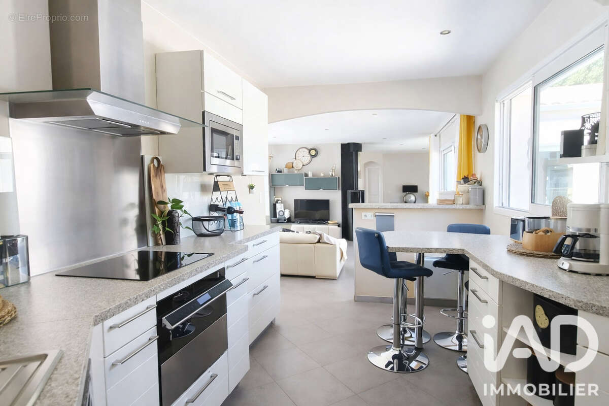 Maison 128 m² à Saint-Rogatien  - photo 7