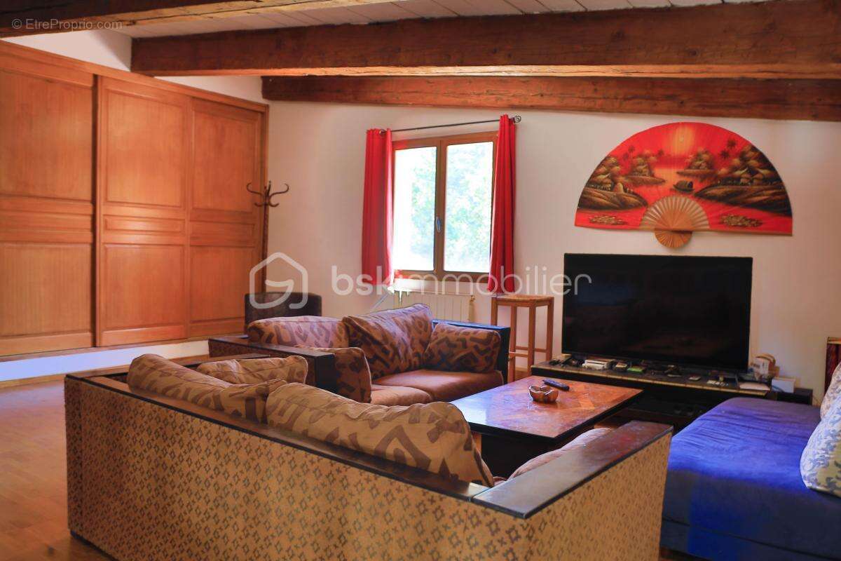 Maison à LA ROQUE-D&#039;ANTHERON