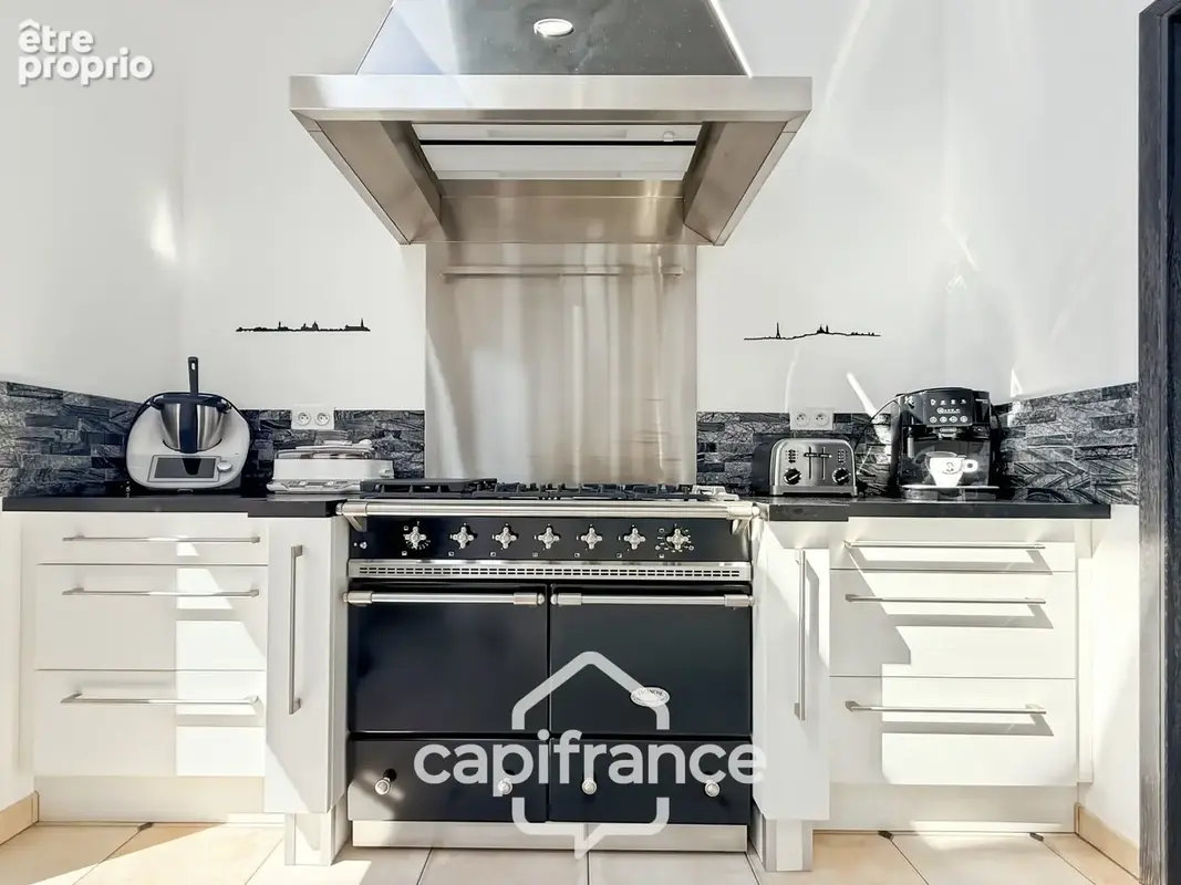 Maison contemporaine de plain-pied de 160 m² – 4 chambres – Véranda de 27 m² avec spa – Double garage – Carport – Noyal-Pontivy - photo 8