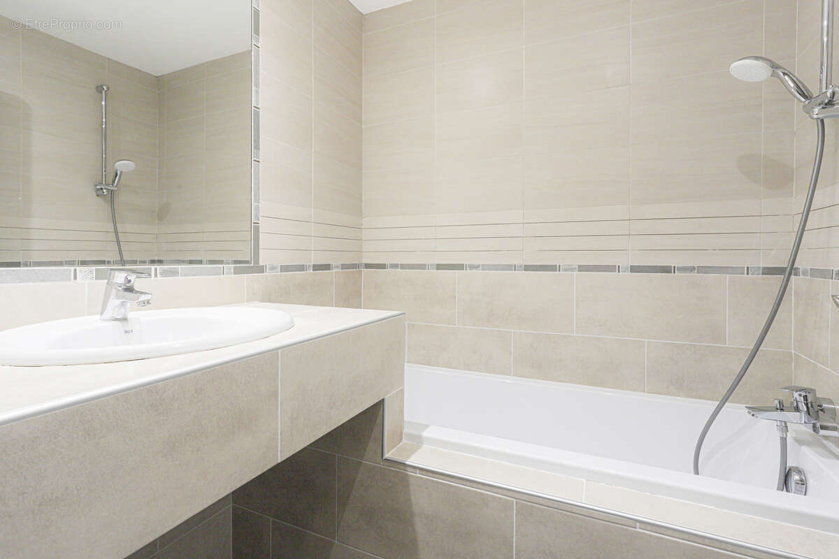 Appartement à SAINT-LAURENT-DU-VAR