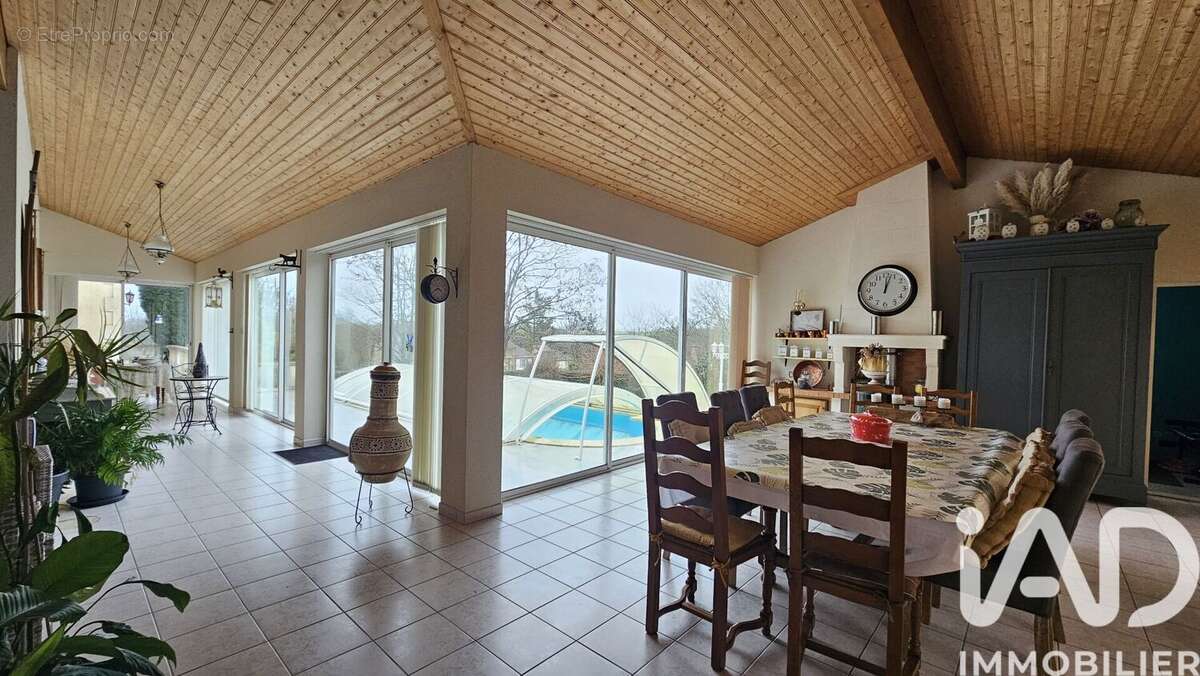 Maison 275 m² à Montignac-Charente  - photo 3