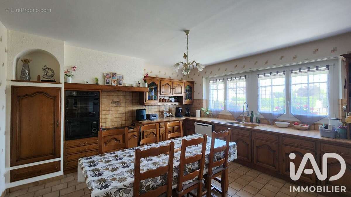 Maison 132 m² à Le Mesnil-Angot  - photo 4
