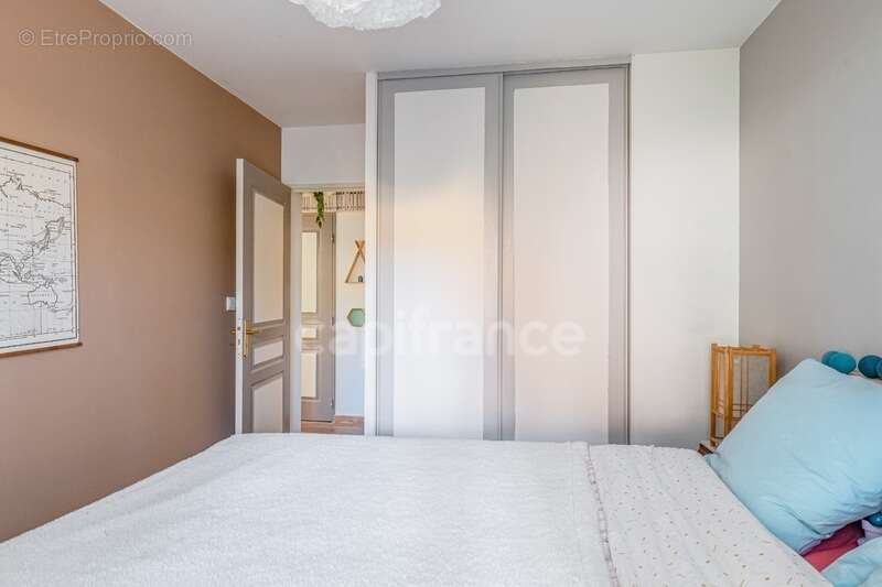 Appartement à NEYRON