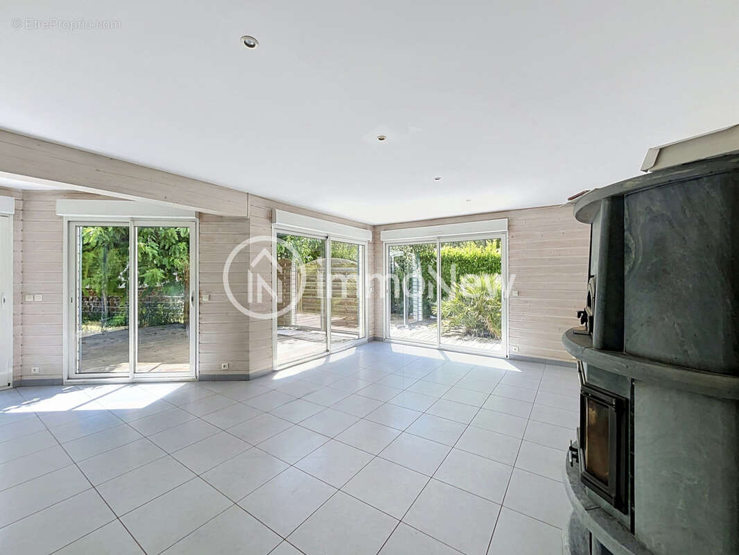 Maison familiale 160 m2   Terrain 1 900 m2 - JULLOUVILLE 50610 - photo 8