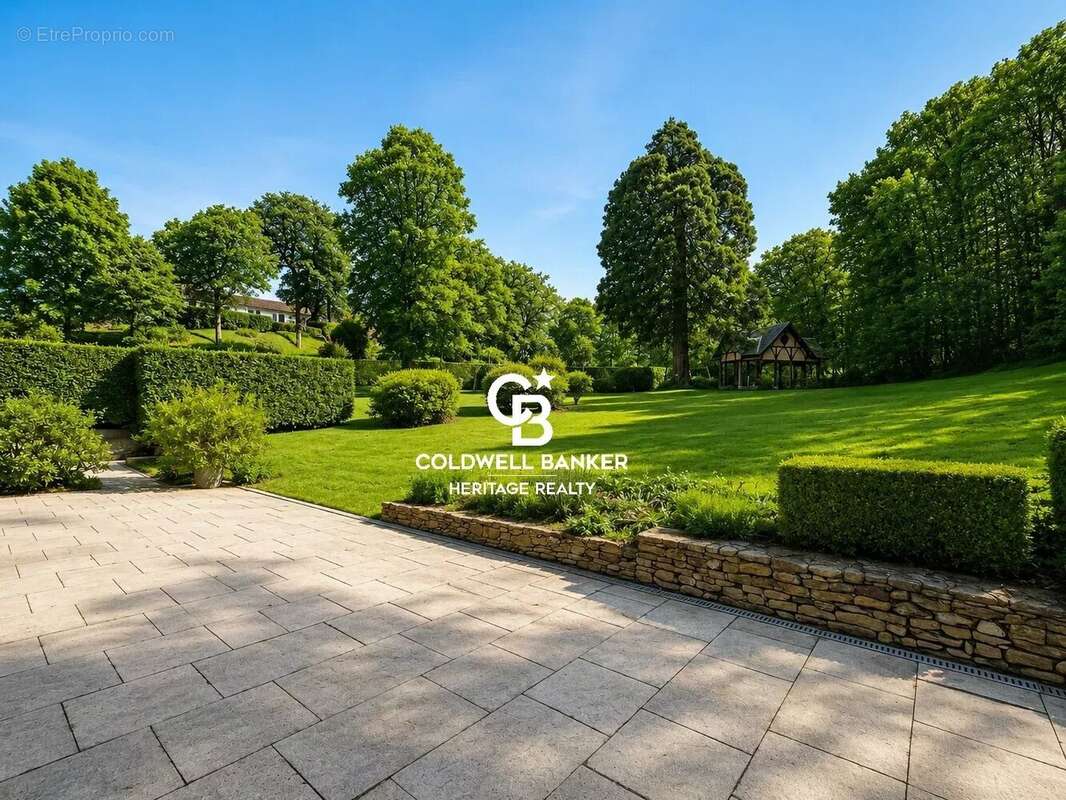 Lissieu — Domaine du Bois Dieu  Maison familiale de 224 m² sur terrain de 3 500 m² - photo 4