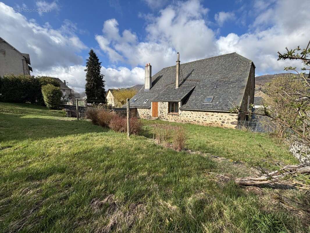 Jardin arrière - Maison à CHEYLADE
