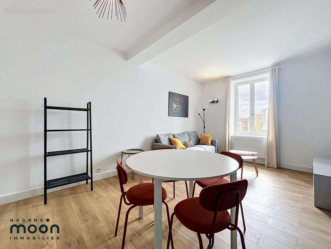 Appartement T3 de 51 m² entièrement rénové et meublé – Oullins centre – Métro et commerces à pied - photo 3