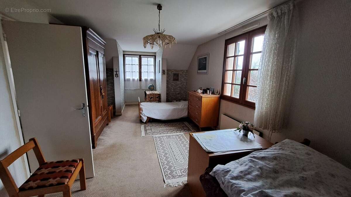 autre chambre au 1er sous lucarne  - Maison à POITIERS