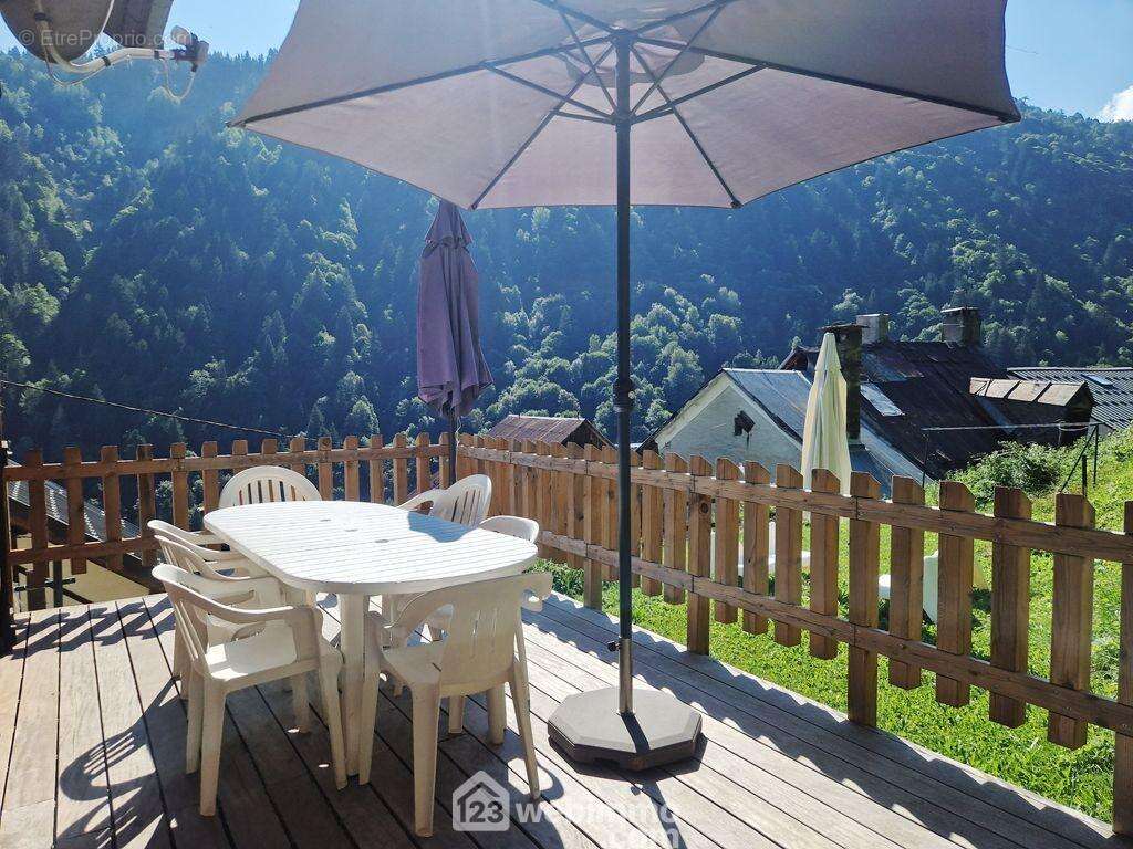 ... donnant accès à une terrasse en bois et à son jardin. - Maison à LA LECHERE