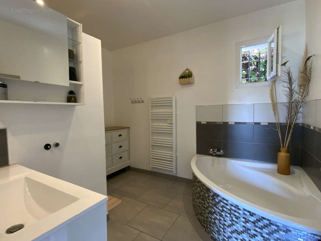 Maison de plain pied de 148 m2 avec piscine et T2 indépendant sur terrain de 1000 m2. - photo 18