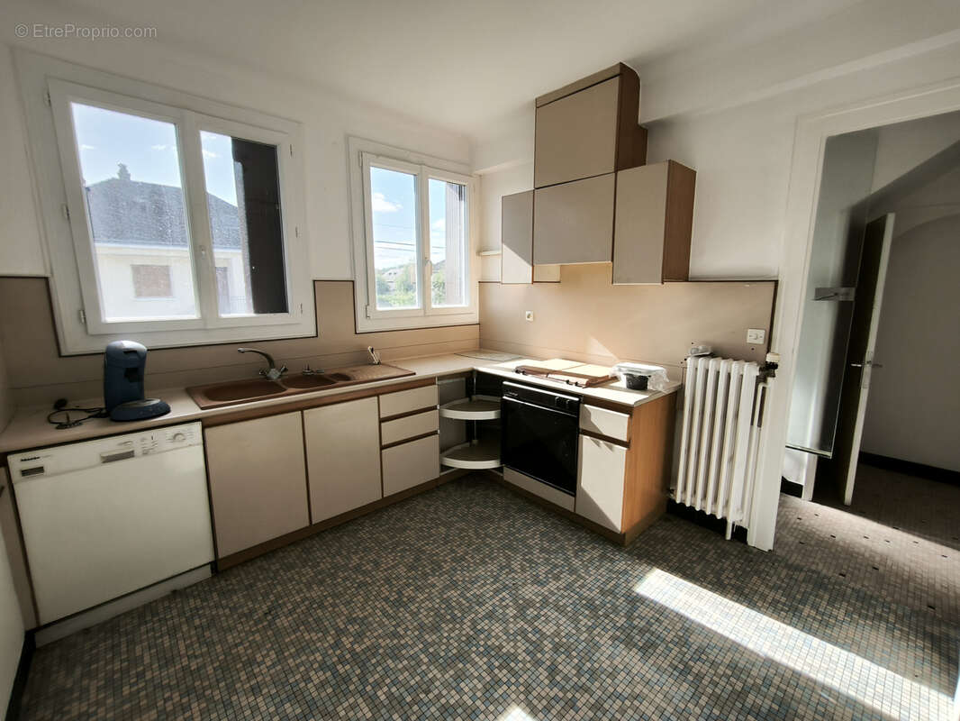 Maison sur sous-sol de 118 m2 avec jardin de 1076m2 en plein centre - photo 2