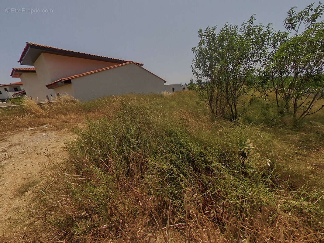 Terrain 304 m² à Ponteilla  - photo 4