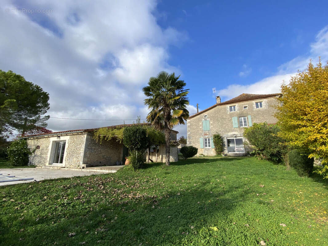 ENSEMBLE - Maison à MONTMOREAU-SAINT-CYBARD