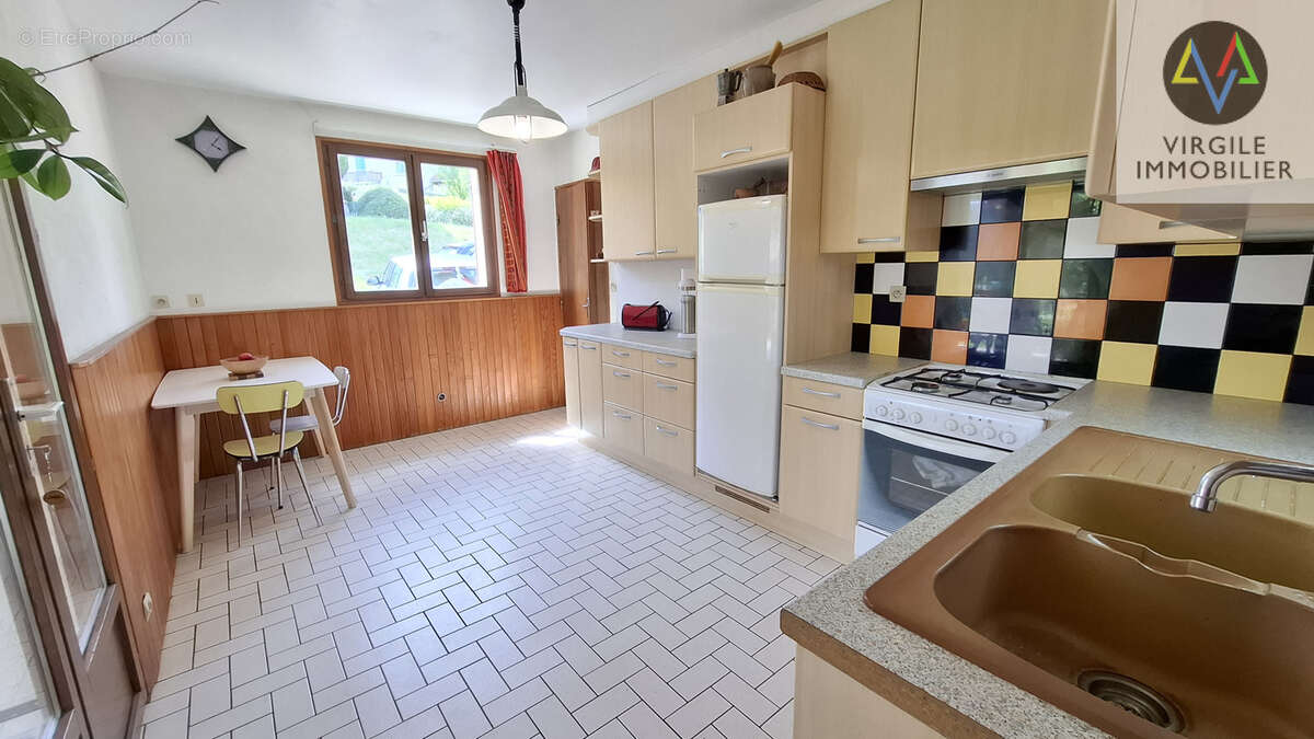 Maison avec terrasse, grand terrain, plage privative et fort potentiel à Rochejean - photo 5