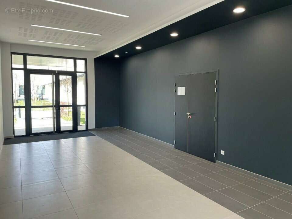 1824 m² à Venissieux  - photo 2