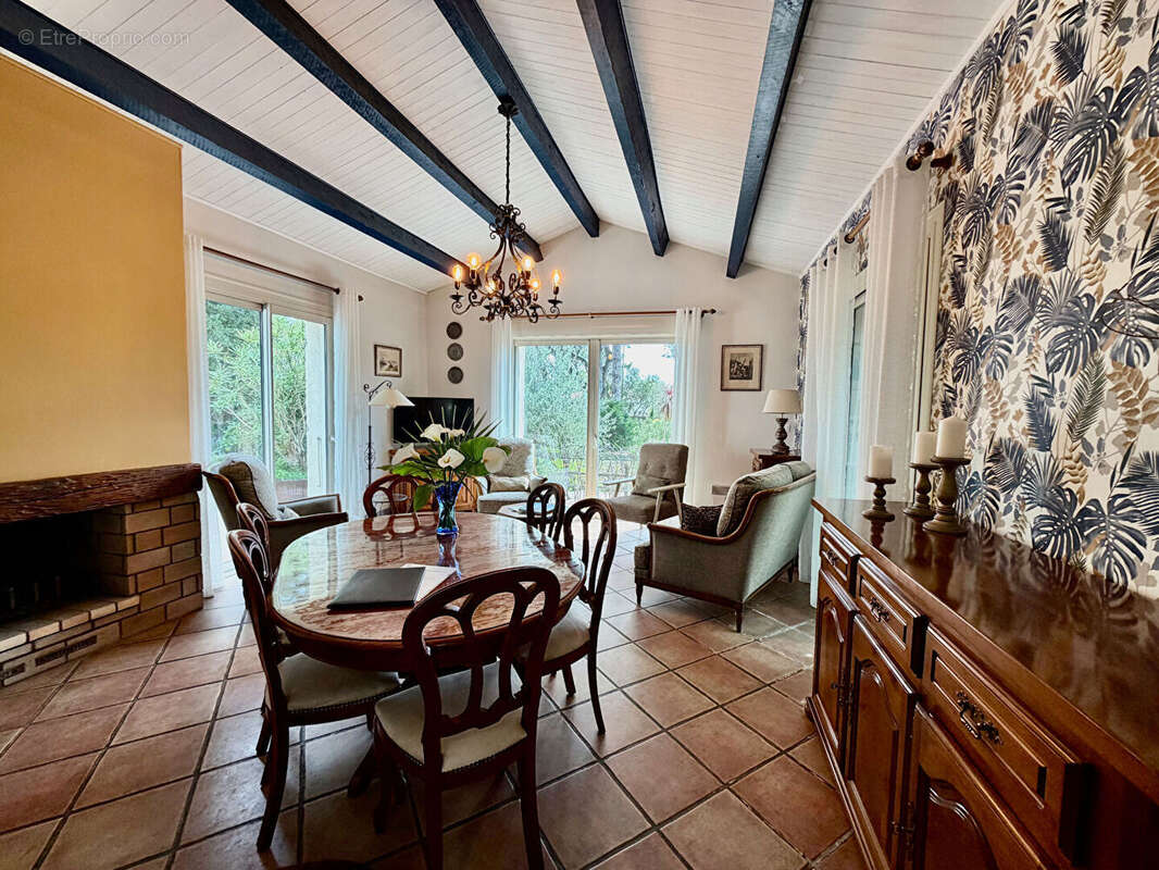 À l'abri des regards, maison chaleureuse où confort, intimité et douceur de vivre se rencontrent. - photo 5