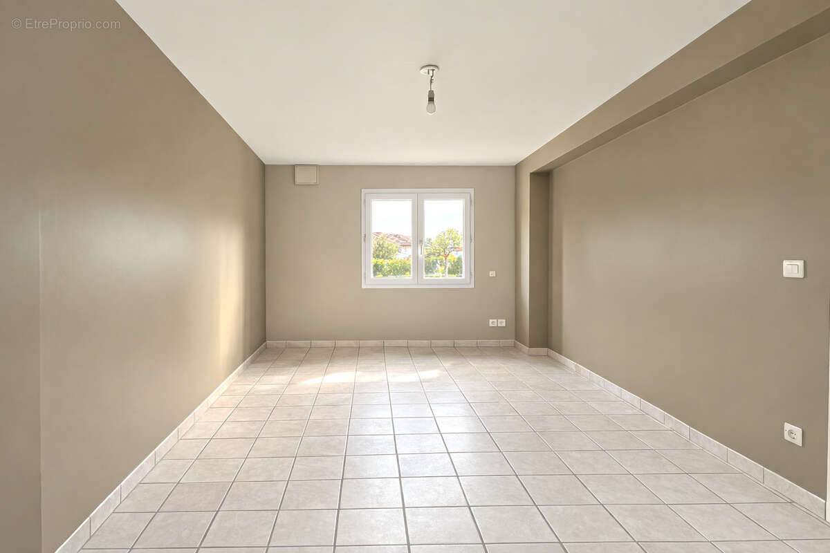 Maison à GREZIEU-LA-VARENNE