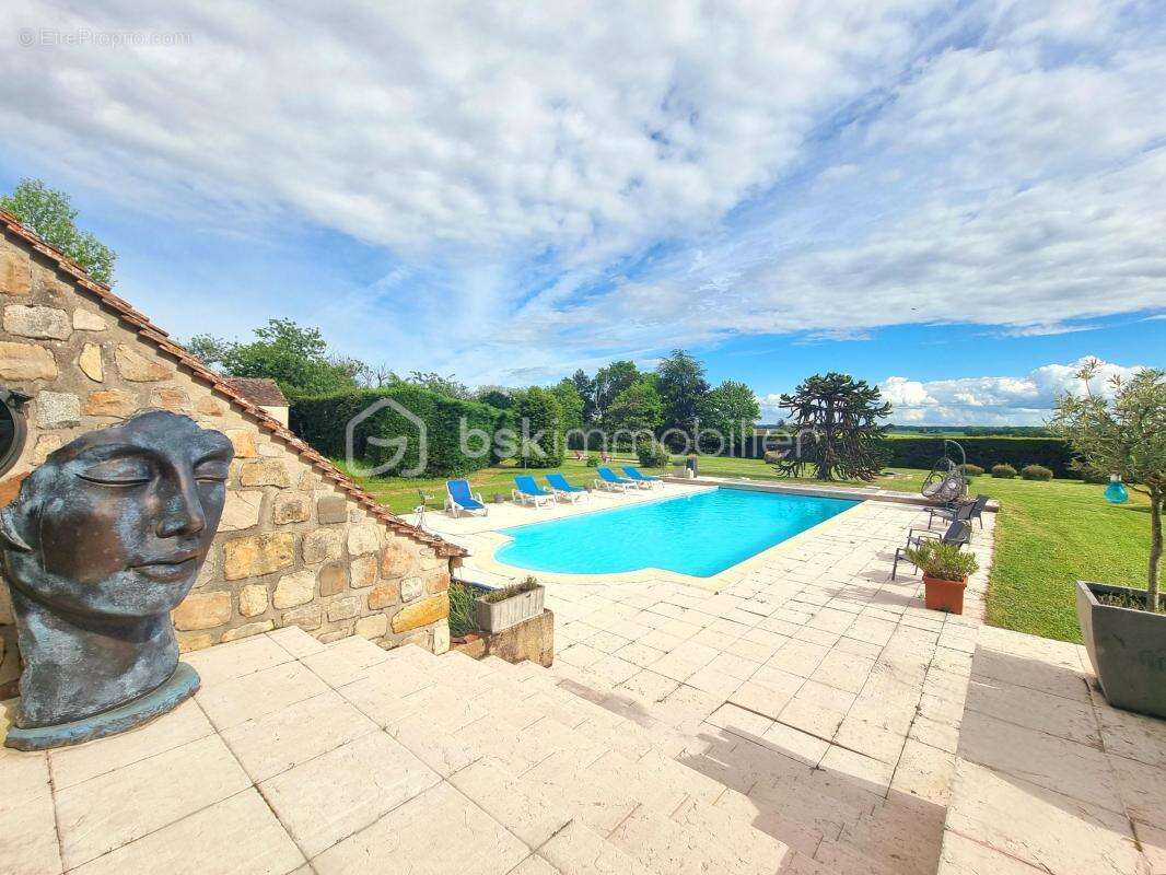 Charmante maison en pierre, 8 pièces, 4 chambres, garage, annexes, piscine !!! - photo 2